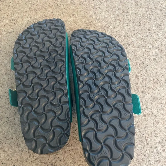 Make an offer Birkenstock Arizona Big Buckle High-Shine in Digital Green Size 39 - Picture 3 of 6